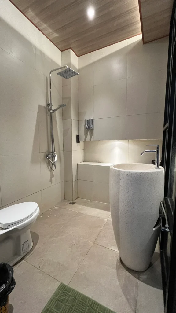 Ohana Suite Freesia Bathroom