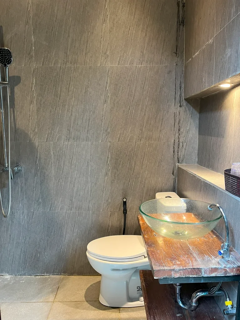 Ohana Suite Iris Bathroom 1