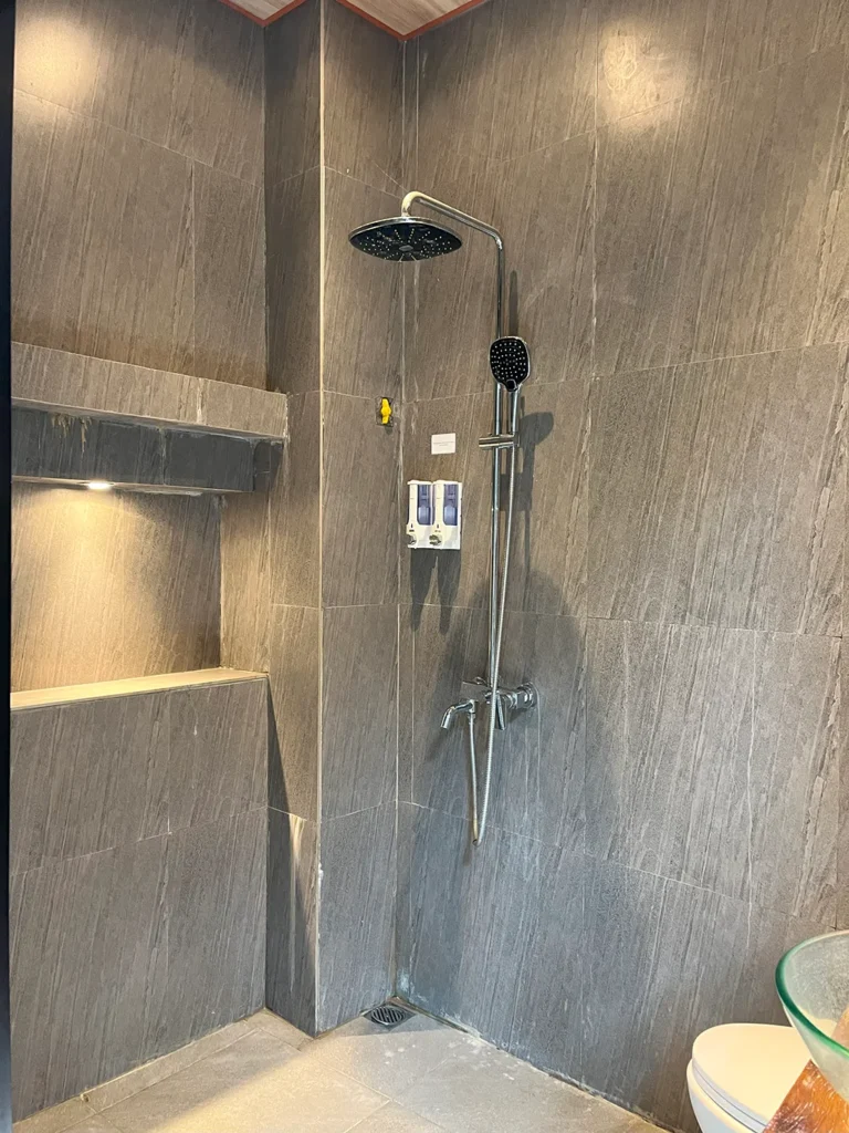 Ohana Suite Iris Bathroom